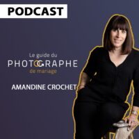 Portrait d'une photographe en studio ayant fait sa reconversion de photographe de mariage vers la photo de famille