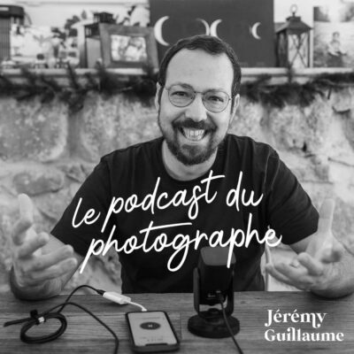 Photographe échangeant avec un client pour attirer des clients qui correspondent à ses valeurs