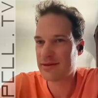 Paysage arctique enneigé avec une installation industrielle, photographie de l'Arctique russe par Charles Xelot