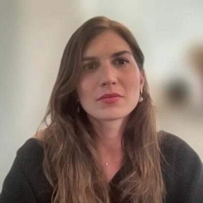Photographe signant un contrat de vente et de commande de photographie avec une cliente