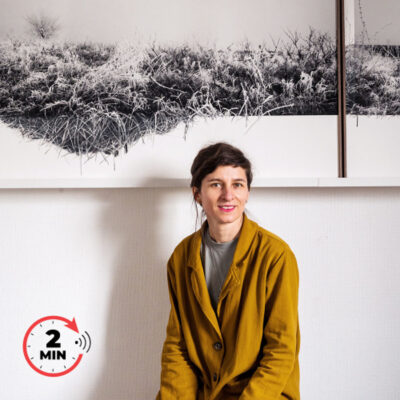 Portrait de la photographe Dana Cojbuc dans son atelier lumineux