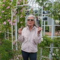 Scénographie de la série photographique sur les Badanti en Italie de Jane Evelyn Atwood au Jardin des roses de Houlgate