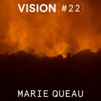 Photographie de Marie Queau, corps recouvert de boue évoquant la sculpture, illustrant sa démarche de fiction documentaire