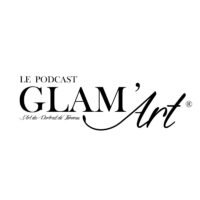 Photographe en séance de portrait de femme illustrant une reconversion vers la spécialité du portrait féminin