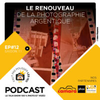 Appareil photo argentique reflex et pellicules illustrant le renouveau de la photographie argentique