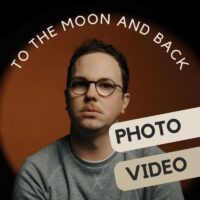 Photographe de mariage préparant une séance, illustrant comment réussir son business de photographe