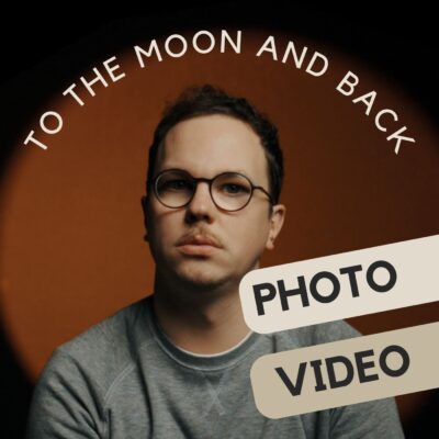 Photographe de mariage préparant une séance, illustrant comment réussir son business de photographe