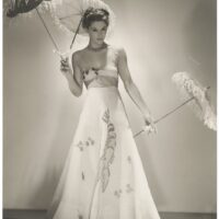 Photographie de George Platt Lynes montrant Lisa Fonssagrives portant la robe homard blanche dessinée par Salvador Dali pour Elsa Schiaparelli