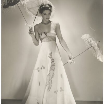 Photographie de George Platt Lynes montrant Lisa Fonssagrives portant la robe homard blanche dessinée par Salvador Dali pour Elsa Schiaparelli