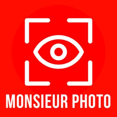 Un photographe débutant tenant un reflex, illustrant le fait de se former seul en photographie