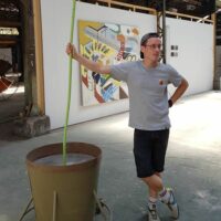 Le sculpteur urbain Victor Cord'homme avec ses sculptures mobiles dans l'atelier des Grandes Serres de Pantin