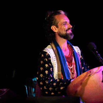 Portrait d'Arnaud Pelletier, invité du podcast Regard'Ailleurs pour parler de son parcours de conteur pèlerin.