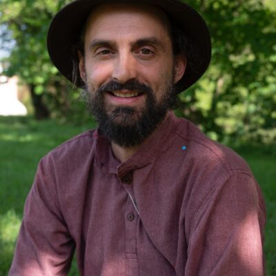 Portrait d'Arthur, invité du podcast Regard'Ailleurs sur les médecines traditionnelles