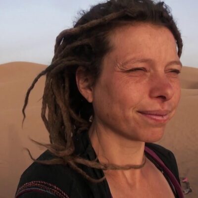 Portrait d'Aurélia Tazi, invitée du podcast Regard'Ailleurs pour son film 'Dis maman, c'est encore loin le désert ?'