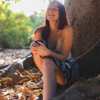 Portrait d'Aurélie, qui témoigne de son parcours de voyageuse dans le podcast Regard'Ailleurs