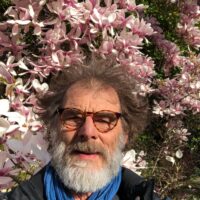 Portrait de Bernard, clown et voyageur, qui partage ses récits de voyage dans le podcast Regard'Ailleurs