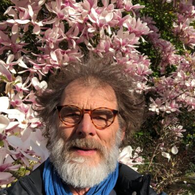 Portrait de Bernard, clown et voyageur, qui partage ses récits de voyage dans le podcast Regard'Ailleurs