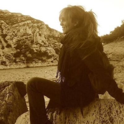 Portrait de Cathy Vella, musicienne et invitée du podcast Regard'Ailleurs