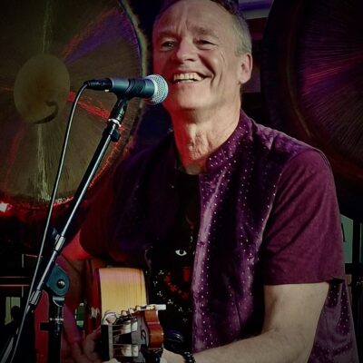 Portrait de Claude Brame, musicien et invité du podcast Regard'Ailleurs