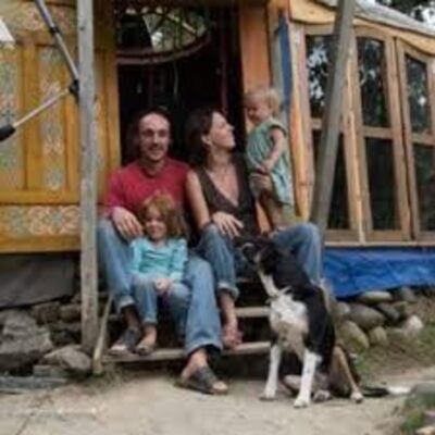 Portrait de Cyril et Denise, invités du podcast La voix du Kaizen, sur leur lieu de vie en forêt.