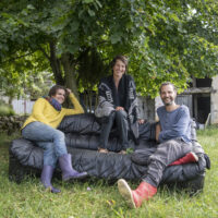 Vue aérienne de l'écolieu Terr'Azïl, un projet de vie collective en Ariège