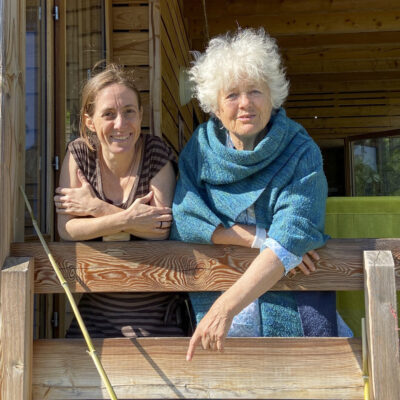 Vue des bâtiments écologiques du projet d'habitat participatif Ecoravie dans la Drôme.