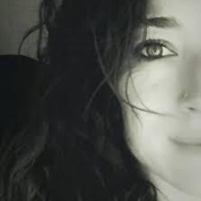 Portrait d'Emilie Pagès, professeure des écoles et de yoga, invitée du podcast La voix du Kaizen