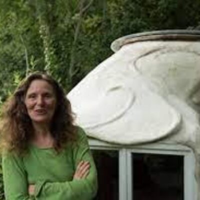 Portrait d'Evelyne Adam, créatrice des maisons écologiques Kerterre