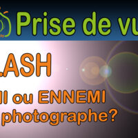 Un photographe utilisant un flash externe pour un portrait, illustrant le sujet du flash en photographie.