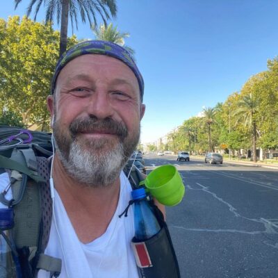 Portrait de Gaétan Bohler, invité du podcast Regard'Ailleurs pour son voyage à pied de Paris à Dakar.