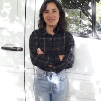 Portrait d'Hélène, qui raconte sa vie en van en France dans le podcast Regard'Ailleurs
