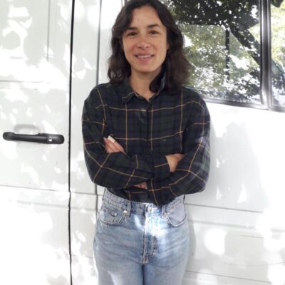 Portrait d'Hélène, qui raconte sa vie en van en France dans le podcast Regard'Ailleurs