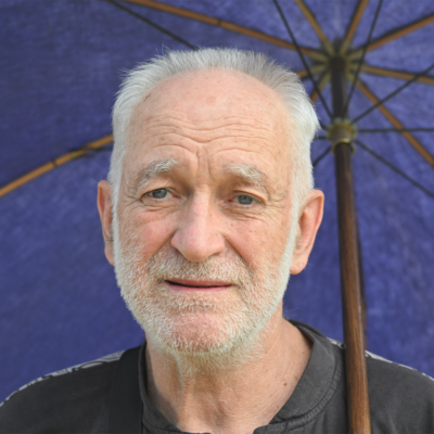 Portrait de Jean-Michel, ethno-archéologue, qui parle de chamanisme et de quête spirituelle dans le podcast Regard'Ailleurs