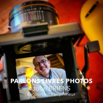 Visuel de l'épisode du podcast Photo Storia consacré à John Briens, conseiller en édition de livres photo chez Escourbiac