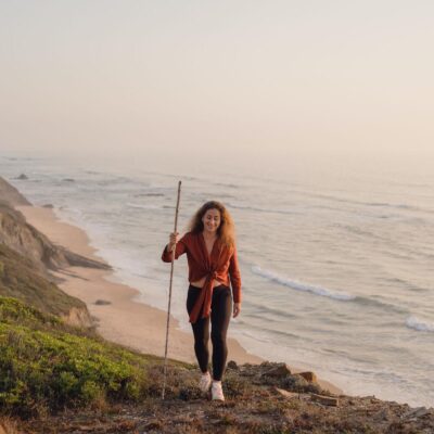 Portrait de Julie Heinrich, naturopathe et adepte de la van life, pour l'épisode de Regard'Ailleurs