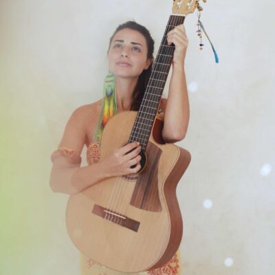 Portrait de Kelly Aura, musicienne et chanteuse de mantras