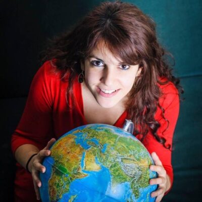 Portrait de Laetitia Santos, invitée du podcast Regard'Ailleurs pour parler de son média Babel Voyages