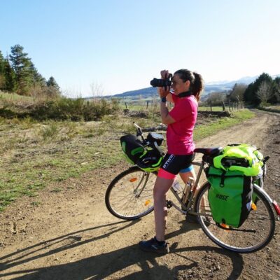 Portrait de Lauriane, invitée du podcast Regard'Ailleurs, qui voyage à vélo à la découverte des écolieux.