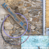 Vue aérienne du Moulinage de Chirols, un grand bâtiment industriel en cours de réhabilitation en Ardèche.