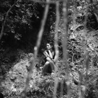 Portrait de la photographe et reporter d'images Léonora, invitée du podcast Regard'Ailleurs.