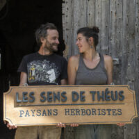 Portrait de Pauline et Jean Pascal, paysans herboristes à la ferme Les Sens de Théus