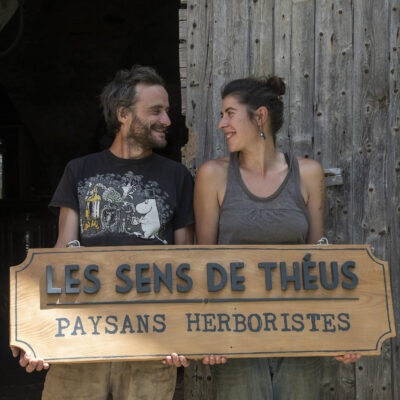 Portrait de Pauline et Jean Pascal, paysans herboristes à la ferme Les Sens de Théus