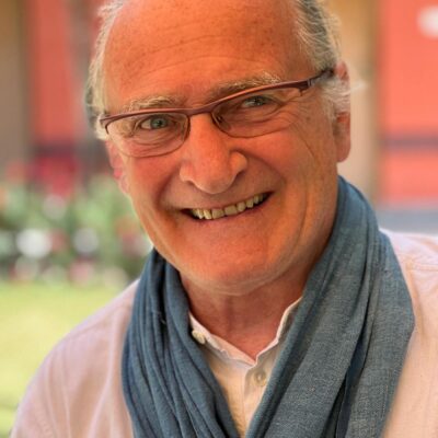 Portrait de Marc, qui partage son expérience de plus de 40 ans de vie en Inde dans le podcast Regard'Ailleurs