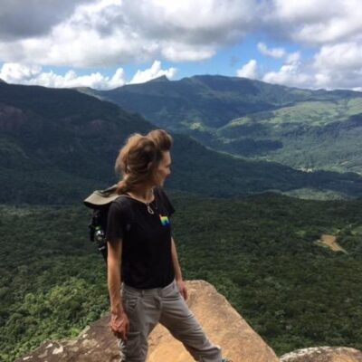 Portrait de Marielle, qui partage son parcours de la finance au bien-être dans le podcast Regard'Ailleurs