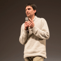 Portrait de Mathieu Labonne, invité du podcast La Voix des Oasis pour parler des écolieux