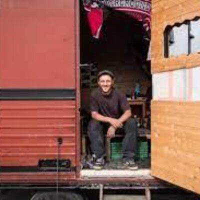 Portrait de Max, punk à chien et voyageur, invité du podcast La voix du Kaizen