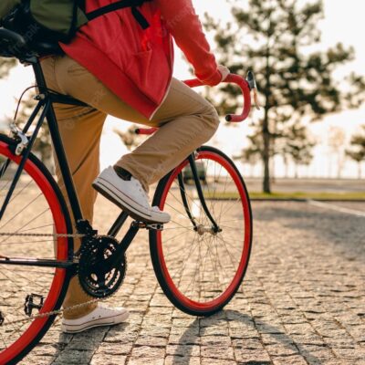 Portrait de Maxime, invité du podcast Regard'Ailleurs, qui voyage à vélo entre les écovillages de France.