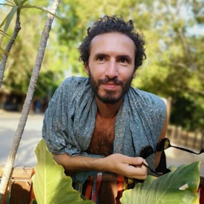 Portrait de Mehdi, qui partage son parcours spirituel dans le podcast Regard'Ailleurs