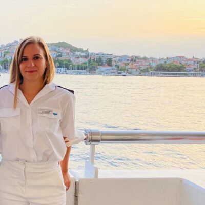 Portrait de Morgane, commissaire de bord, qui raconte son parcours de voyageuse dans le podcast Regard'Ailleurs