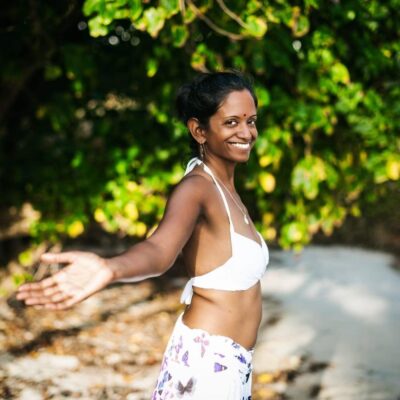 Portrait de Nathalie Geetha Babouraj, invitée du podcast Regard'Ailleurs, pour un épisode sur la santé intégrative.